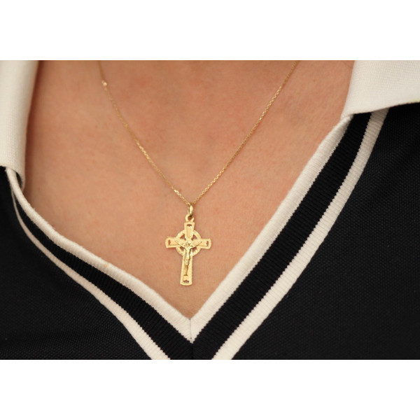 Pendentif croix et Christ en or jaune 18 carats