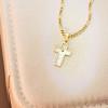 Pendentif croix en or jaune 18 carats, nacre et zirconium