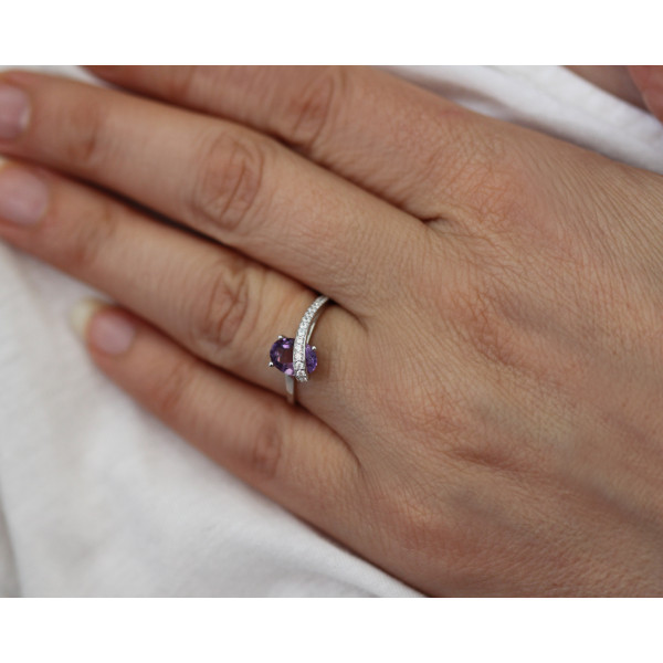 Bague or 18 carats, améthyste 8 x 6 et zirconiums