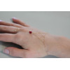 Chaine de main or jaune 18 carats "grenat rouge"