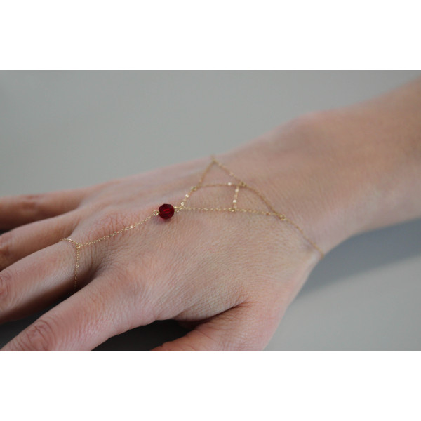 Chaine de main or jaune 18 carats "grenat rouge"