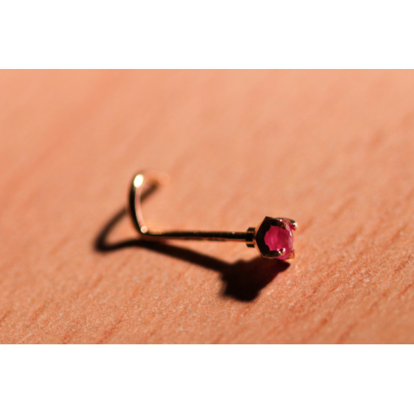 Piercing nez or 9 ou 18 carats et rubis
