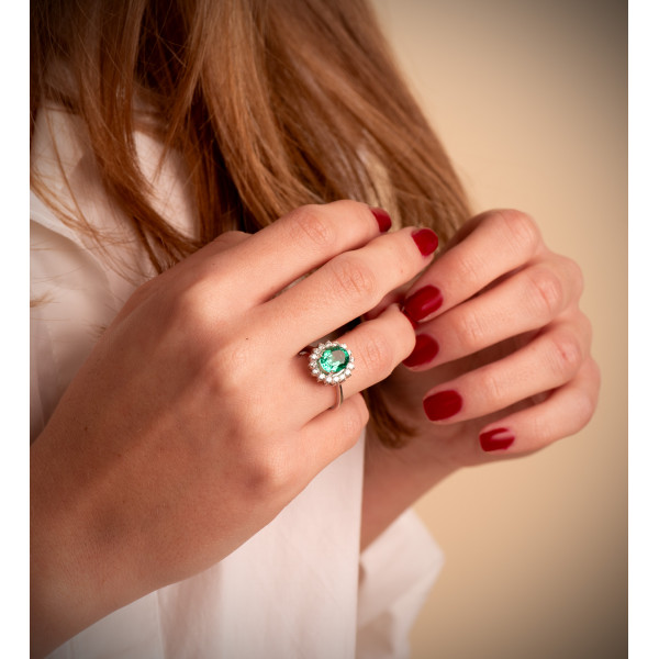 Bague diamant 0,56 carat, émeraude 1,74 carat et or blanc 18 carats