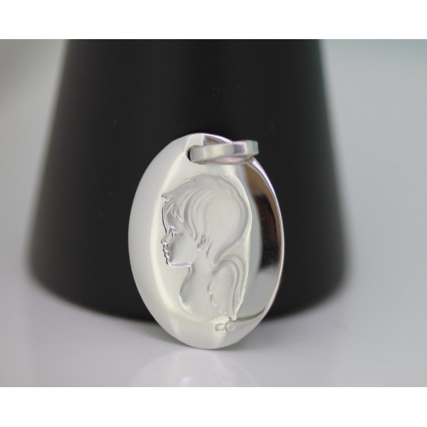 médaille ange en or blanc 18 carats ovale