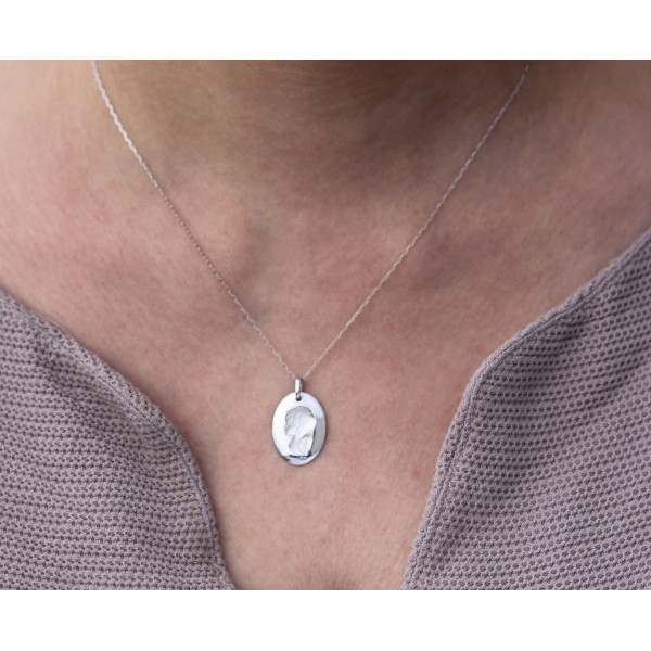 médaille ange en or blanc 18 carats ovale