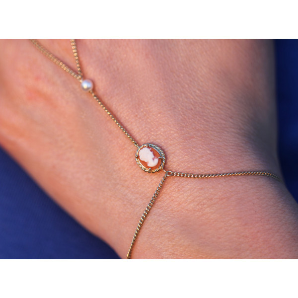 Chaine de main or blanc 18 carats , perle et camée